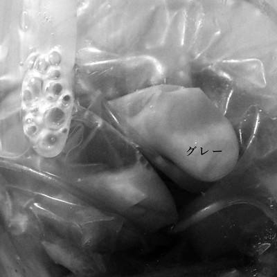 グレーのジャケット写真