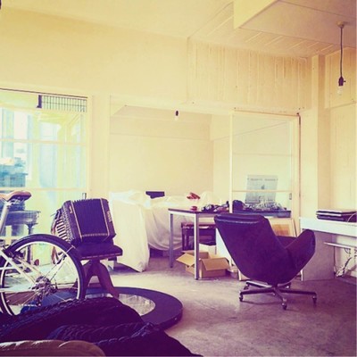 白い壁の赤いビーズ Front Cover