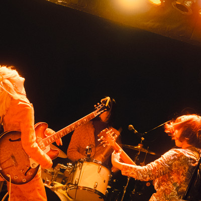 燃えているオレンジのジャケット写真