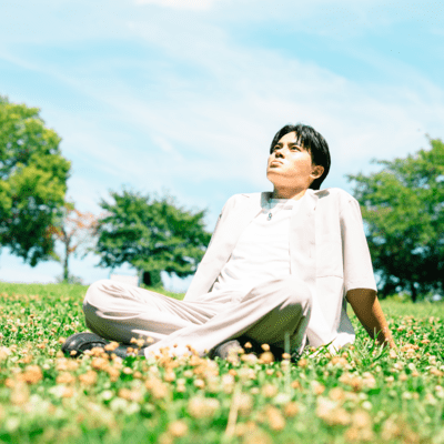 笑顔でのジャケット写真