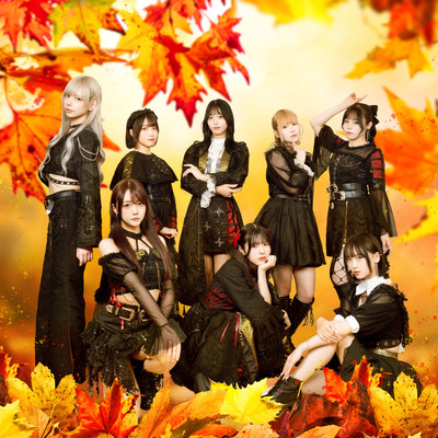 秋の空、紅葉の舞う中でのジャケット写真